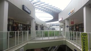 正面入口の一部は緑に覆われています