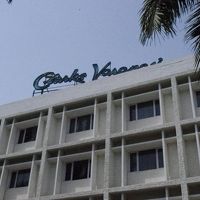 隣に郵便局あります