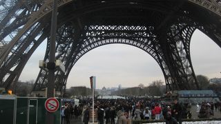 エッフェル塔はデカイ！