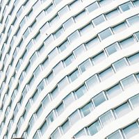 海沿いのテラスから見上げたホテルの外観です