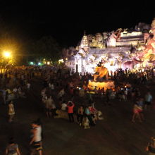 １つ前の公演が終わると人の大波が・・・