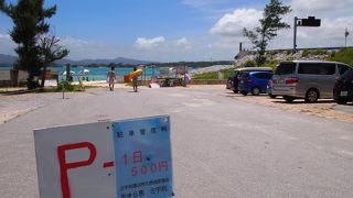 海はきれいだけど、ほんのちょっと停めたくても駐車場代がかかります。