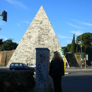 ローマにもピラミッドが！
