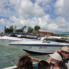 船乗り場からボートでコーラル島へ