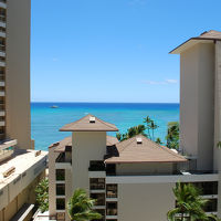 左にシェラトン、目の前にハレクラニ。その間から海！！