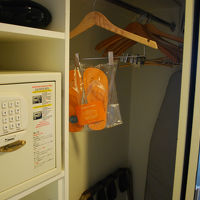 無料の金庫とグローゼット。ビーチサンダルは売り物です。