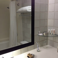 可動式シャワー、湯量もたっぷり！歯ブラシはなかったです。