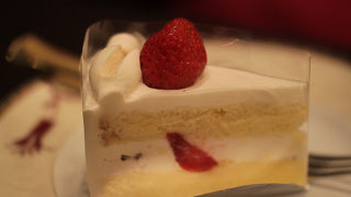 地下鉄出口前の好立地　紅茶系メニュー豊富