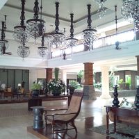 豪華なシャンデリと開放的なロビーがお出迎え