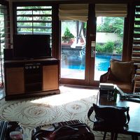 リビングからプールを見た風景