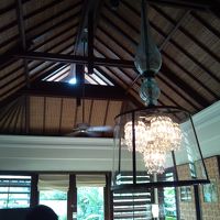 リビングからプールとシャンデリア