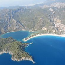 パラグライダーからの景色。近隣の山から飛んでビーチに着地。