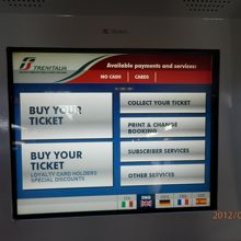 自動券売機。指示に従い画面を進めてクレジットカードで決済。