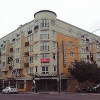 坂の上にあります。