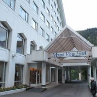 層雲峡の素晴らしい環境にあるモダンなホテル