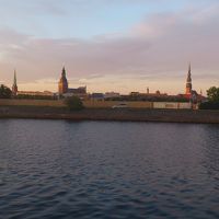 ホテルの前から見た夕刻のリガ旧市街