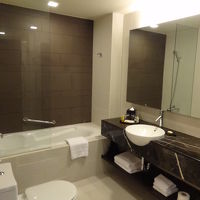 バスルームはバスタブとシャワーブースがありました。