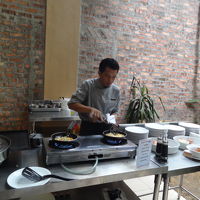 中庭で、オムレツ制作中〜