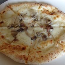 キノコとアンチョビのピッツァ