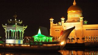 夜のライトアップが素晴らしいです。