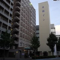 大きな立体駐車場に“東横イン”と表記されている。