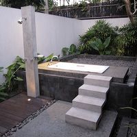 完全野外のシャワーとバス