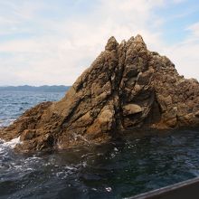 島の周りは大きな岩があります。
