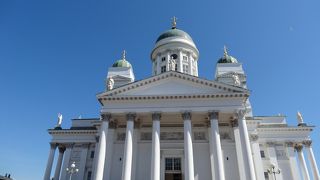 ヘルシンキの青空に映えるヘルシンキ大聖堂