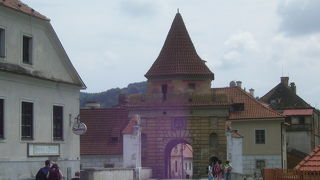 駅からこの門を経て旧市街地です。