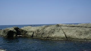 雄大な日本海と大自然の力を感じることができます。