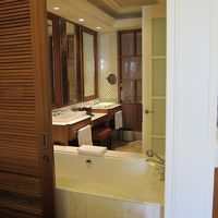 広々としたダブルシンクのバスルーム。タオルおっきい♪