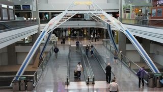 だだっ広～い、UAのハブ空港