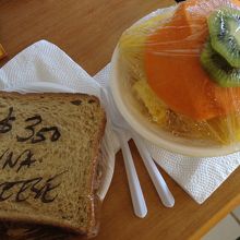 購入したツナチーズサンドとフルーツｍｉｘ