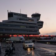 市街地に近いが不便な空港