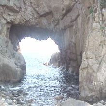 崖の穴