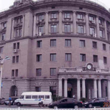 埠頭の前に建つ建物。