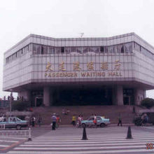 昔の形を保っている待合室