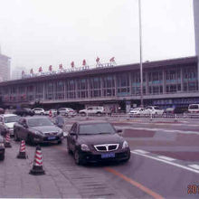 手前がキップ売り場