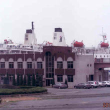 船が入港します。