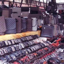 偽物ブランドバッグが並んでる。