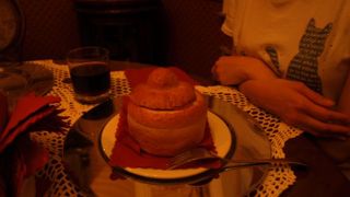 地下のレストランでポーランド料理を