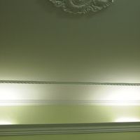 天井のレリーフ（時計も可愛い）