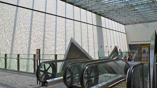 まるで美術館の建物のような駅もある