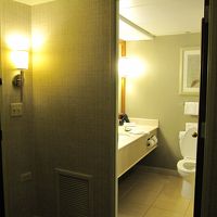 とてもキレイで広いバスルームでした。