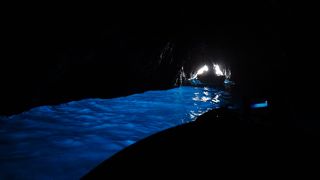 神秘的な青の洞窟！！