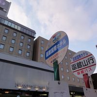 バス停目の前で便利です