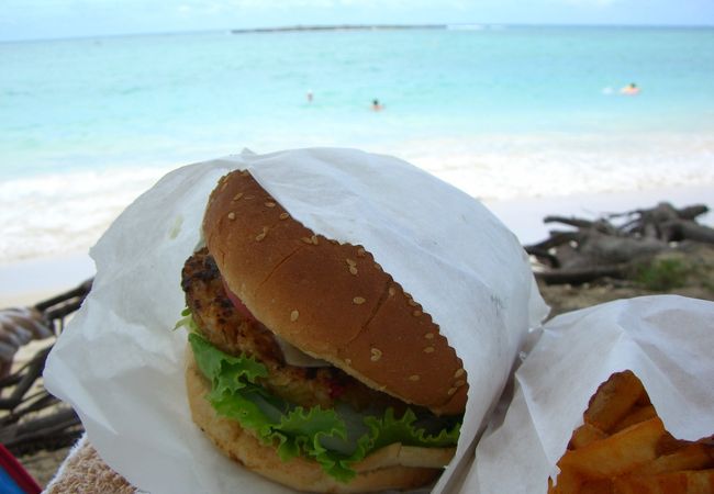 綺麗な海を見ながら食べるのサイコー！