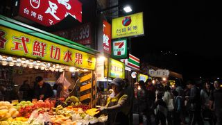 士林夜市（士林観光夜市）　人多し！活気がある夜市としては一番！