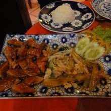 北京ダック風の鶏肉(左)と八宝菜風の炒めもの(右)