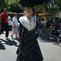 ホテル脇の広場で開催のお祭りにいた人・後がホテル